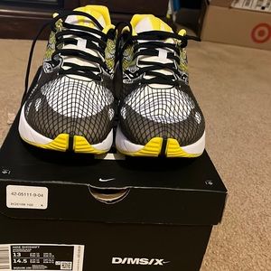 I’m selling these white,black,yellow ghoswift shoes